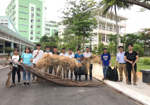 Đoàn Thanh niên Trường ra quân dọn vệ sinh môi trường trong chương trình "Tình nguyện tại chỗ"